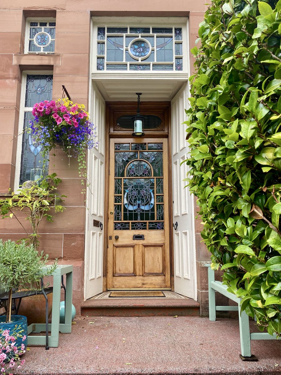 MurphyNiallGLA's tweet image. #MomentsOfBeauty in #Glasgow; Kingsborough Gardens, lottery win territory and a favourite street of mine because each front door has its own unique delicate stained glass design all of which are #GlasgowStyle Art Nouveau gems straight out of ‘My Fair Lady’ = a total joy 👀👇🥰!