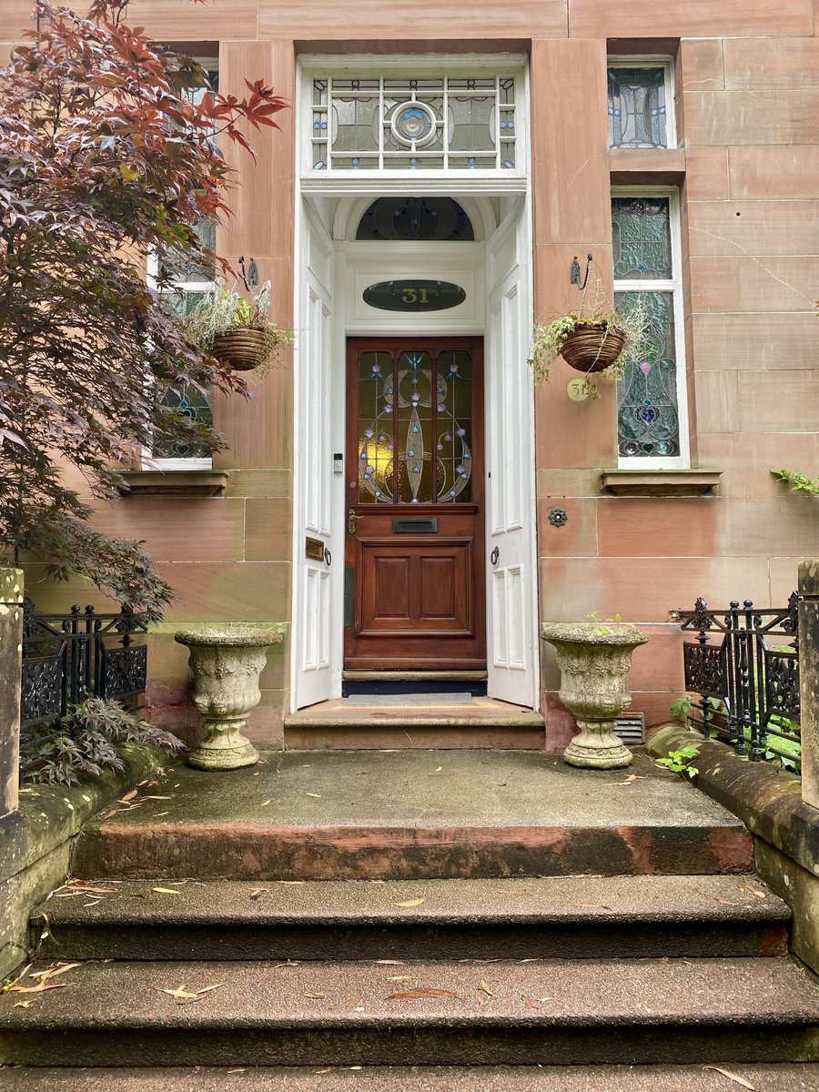MurphyNiallGLA's tweet image. #MomentsOfBeauty in #Glasgow; Kingsborough Gardens, lottery win territory and a favourite street of mine because each front door has its own unique delicate stained glass design all of which are #GlasgowStyle Art Nouveau gems straight out of ‘My Fair Lady’ = a total joy 👀👇🥰!