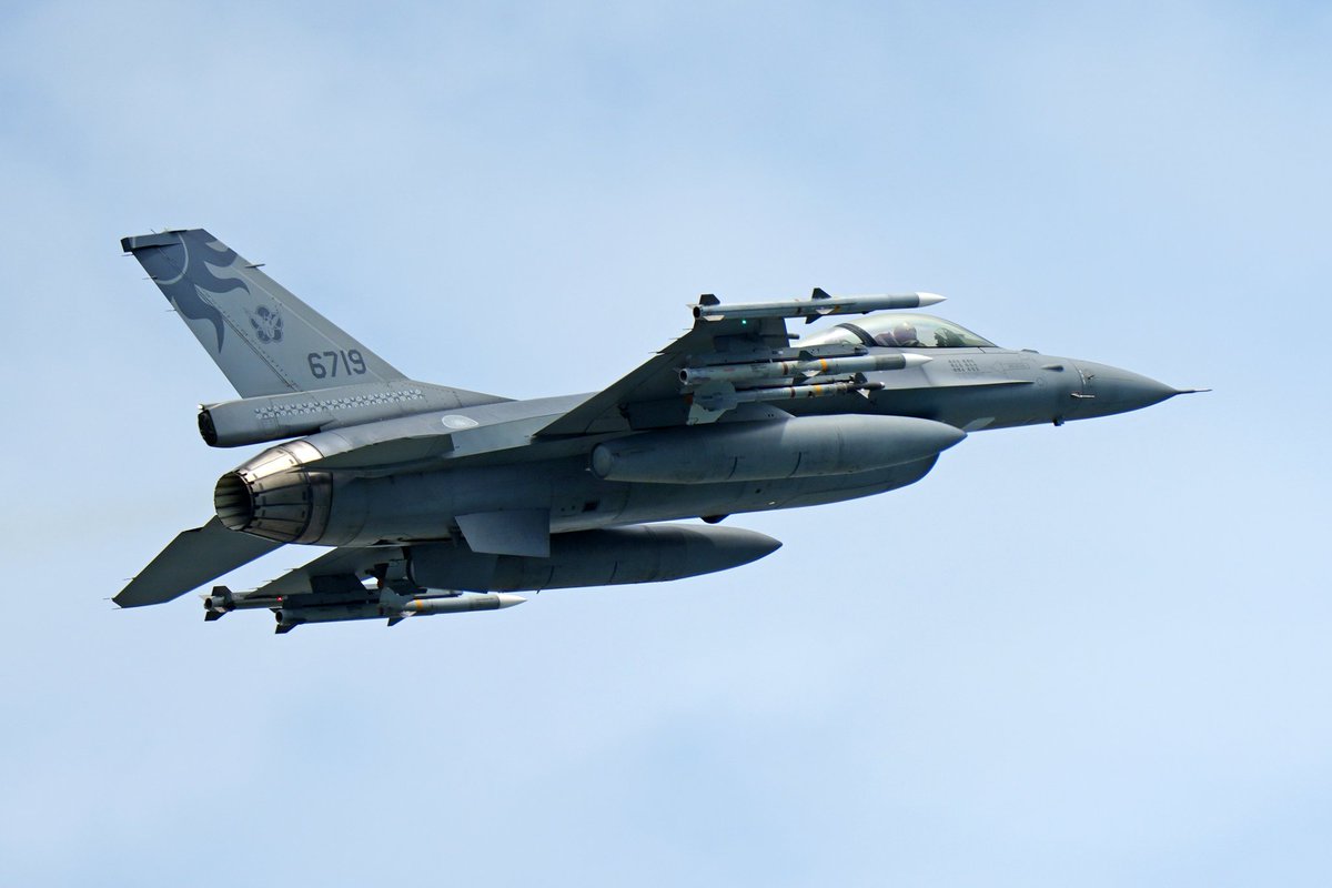 🇹🇼 Nice shot showing ROCAF F-16AM "6719" from the 5th Tactical Fighter Wing armed with AIM-120C series and AIM-9M series AAMs.