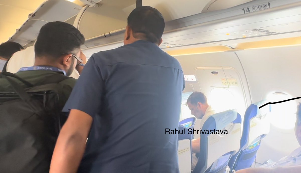 Rahulshrivstv's tweet image. Bihar Politics blasts off for assembly polls. For the #Biharbandh against @ECISVEEP mandated rolls revision @RahulGandhi lands in Patna. No first row seat. Sat among Aam flyers. &amp;amp; an overzealous @crpfindia personnel  #InFocus @jist_news