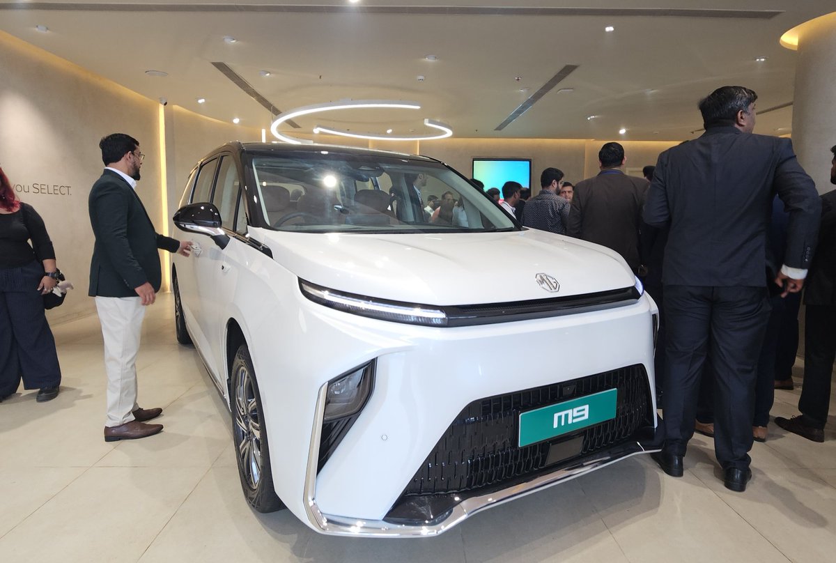 JSW MG Motor India has just opened the first 'MG Select' dealership at Thane, Maharashtra. MG Select is the automaker's premium retail chain from where it will sell its more luxurious offerings. The first models to be sold here will be the Cyberster and the M9 MPV.