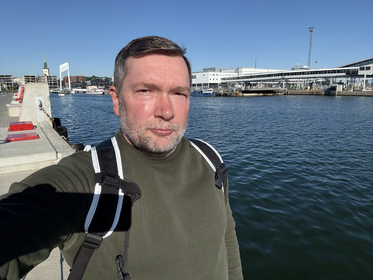 #Aamu:n maisemat. Kerroin <a href="/YleTV1/">Yle TV1</a>:n aamulähetyksessä, mikä merkitys lähes päivälleen 60 vuotta sitten palautetulla Suomen ja #Viro:n välisellä säännöllisellä #laiva:liikenteellä on ollut virolaisille ja miten se on näkynyt maiden arjessa.