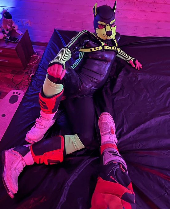N0th - Draw me like one of your french girls 😈 #rubber #latex #puppyplay https://t.co/BLHiLEfVdM