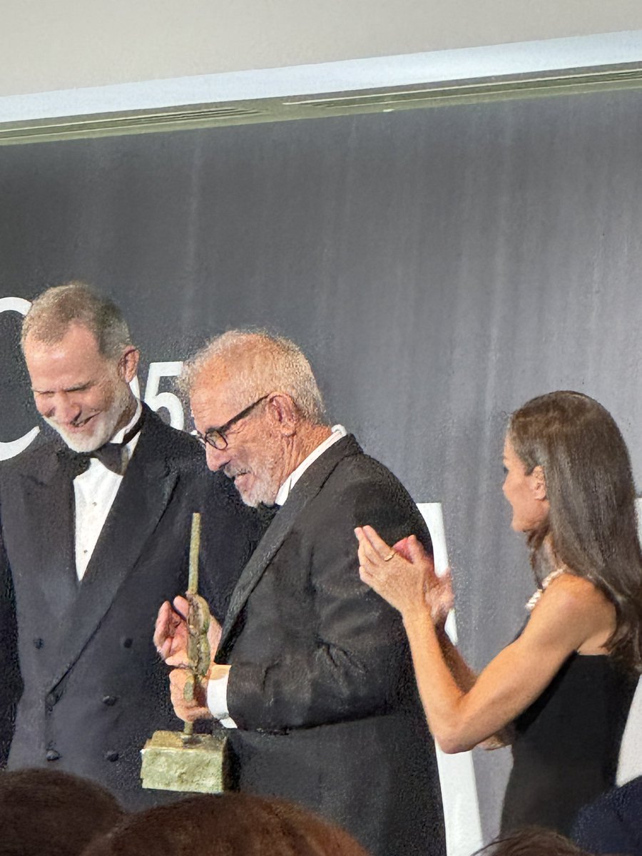 Premios de Periodismo Mariano de Cavia.
“El Rey Felipe VI reivindicó el papel de la prensa como un pilar fundamental y defendió la práctica del periodismo frente al «ruido» y la «simplificación». El periodista Carlos Alsina ganador del premio Luca de Tena. El premio Mariano de