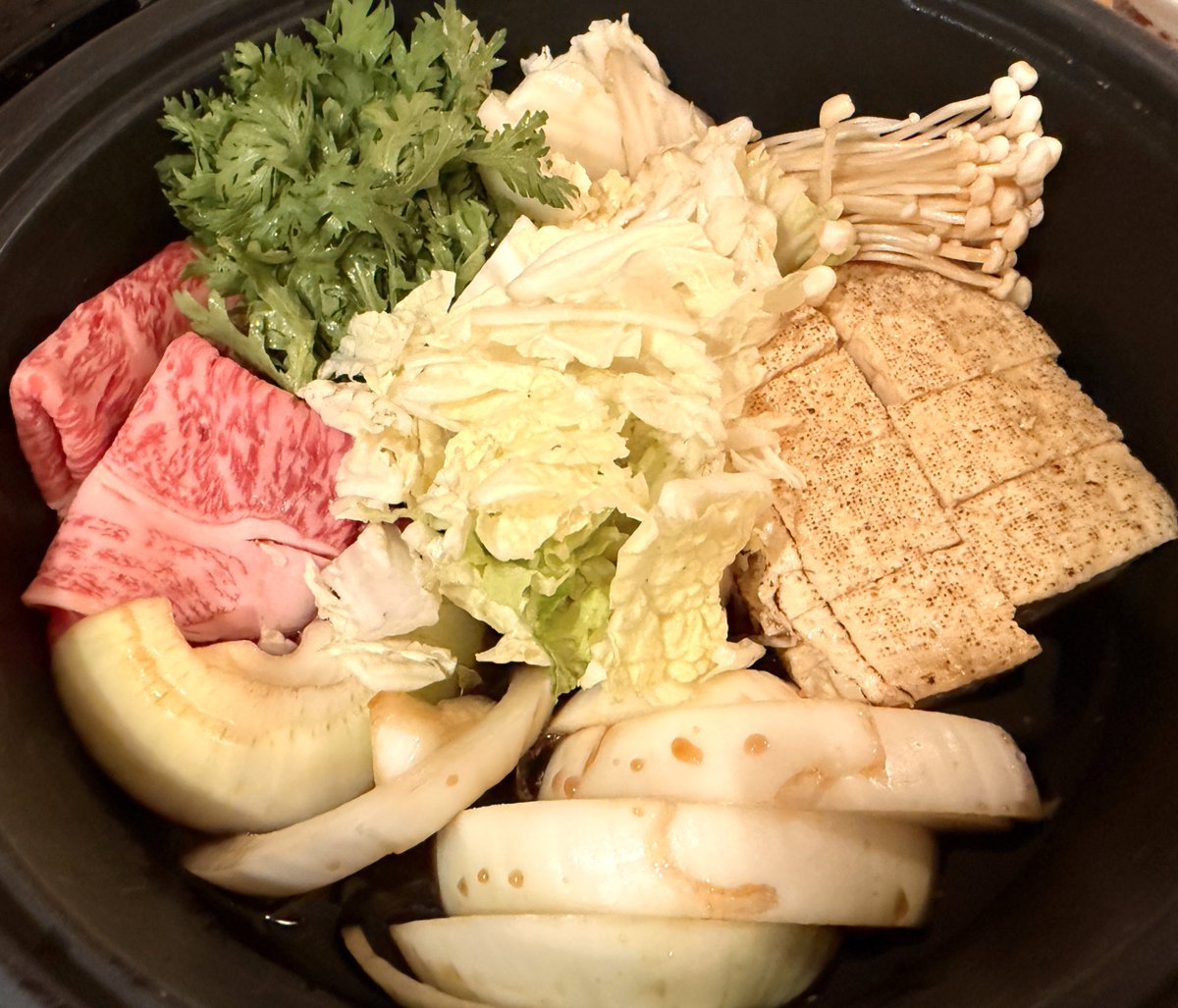 #ねるご飯 
ケーキも食べてすき焼きも食べて爆食いダイエットだ