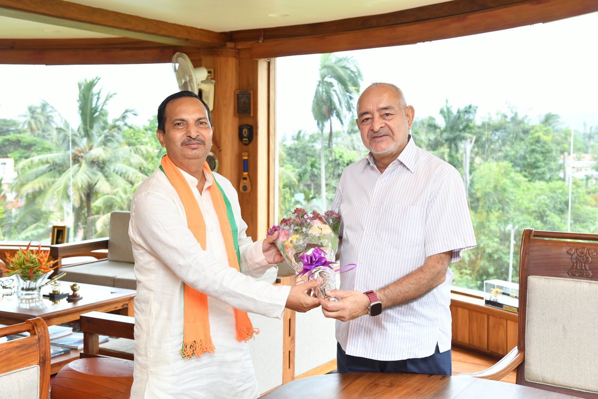 MediaRN_ANI's tweet photo. #IslandsDevelopmentAgency

@AnilkrTiwaribjp newly elected State President @BJP4AnN called on @Admiral_DKJoshi today at #RajNiwas. #LGANI congratulated him and extended best wishes for his successful tenure.
#NewAndamans https://t.co/wGVb98FFT2