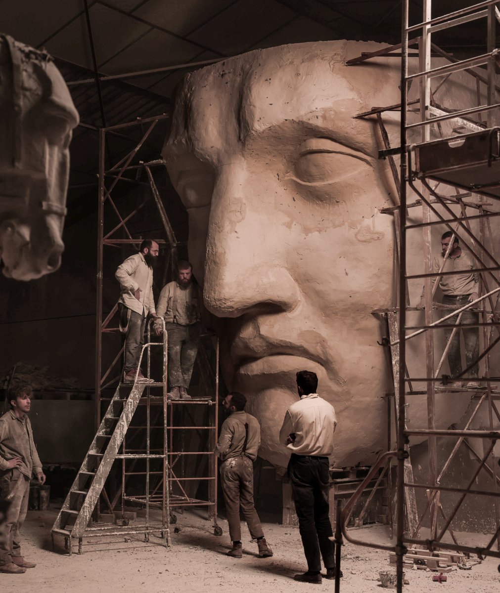 AtelierMissor_'s tweet image. Maybe if we build gigantic statues, we’ll awaken telluric forces. The world will tremble, and a dream will be born.