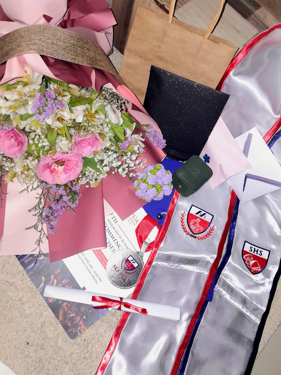 lou 𓍯 tweet media