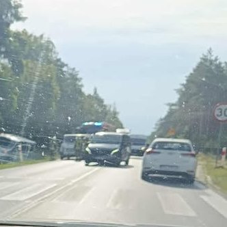 MotoSygnaly's tweet photo. #DW307 Poznań-Buk kolizja przed Sierosławiem. Korki. https://t.co/eY8qMWvODo