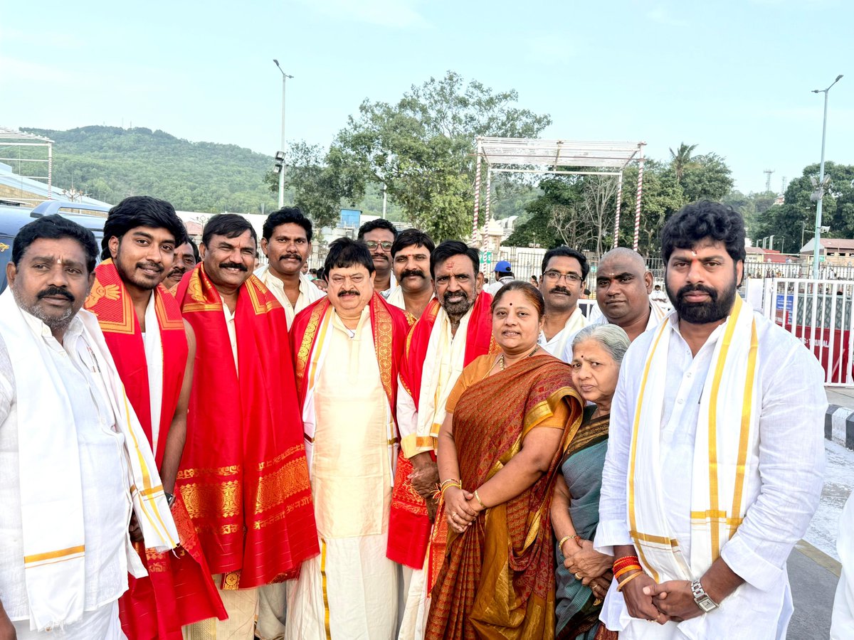 Paka4BJP's tweet photo. Had the divine darshan of Sri Venkateswara Swamy at Tirumala with my family members, alongside BJP Telangana State President Shri @N_RamchanderRao  Garu, TTD Board Member Shri @BPRBJP Garu, MLC Shri @AnjiReddy_BJP Garu, and fellow karyakartas.

A sacred moment of devotion, strength.

#TirumalaDarshan