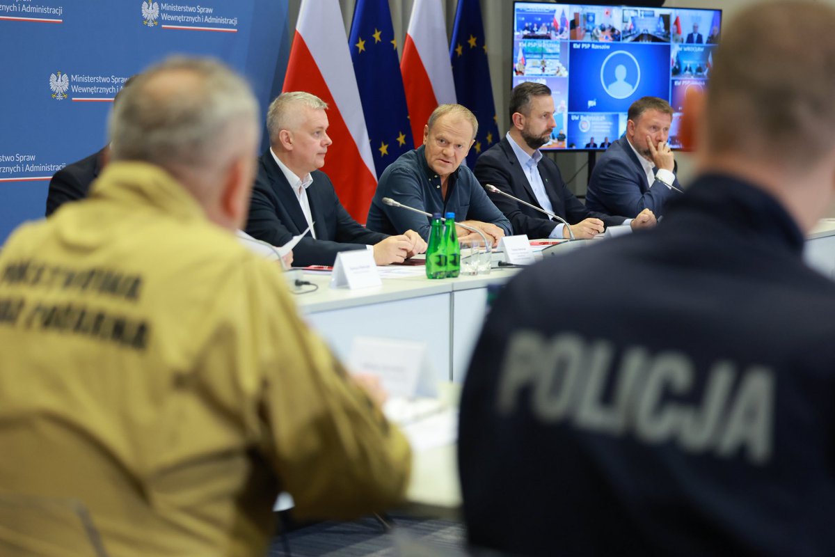 Kancelaria Premiera (@premierrp) on Twitter photo 📍W <a href="/MSWiA_GOV_PL/">MSWiA 🇵🇱</a> rozpoczęło się posiedzenie Rządowego Zespołu Zarządzania Kryzysowego z udziałem premiera @DonaldTusk, wicepremiera <a href="/KosiniakKamysz/">Władysław Kosiniak-Kamysz</a>, ministra <a href="/TomaszSiemoniak/">Tomasz Siemoniak</a>, ministra <a href="/DariuszKlimczak/">Dariusz Klimczak</a>, ministra <a href="/MKierwinski/">Marcin Kierwiński</a> i ministra <a href="/adamSzlapka/">Adam Szłapka</a>. 📍W <a href="/MSWiA_GOV_PL/">MSWiA 🇵🇱</a> rozpoczęło się posiedzenie Rządowego Zespołu Zarządzania Kryzysowego z udziałem premiera @DonaldTusk, wicepremiera <a href="/KosiniakKamysz/">Władysław Kosiniak-Kamysz</a>, ministra <a href="/TomaszSiemoniak/">Tomasz Siemoniak</a>, ministra <a href="/DariuszKlimczak/">Dariusz Klimczak</a>, ministra <a href="/MKierwinski/">Marcin Kierwiński</a> i ministra <a href="/adamSzlapka/">Adam Szłapka</a>.