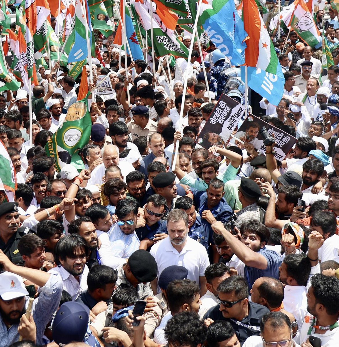 एक अकेला सब पर भारी है 

एक टी शर्ट 10 लाख के शूट पर भारी है

RT रोको मत