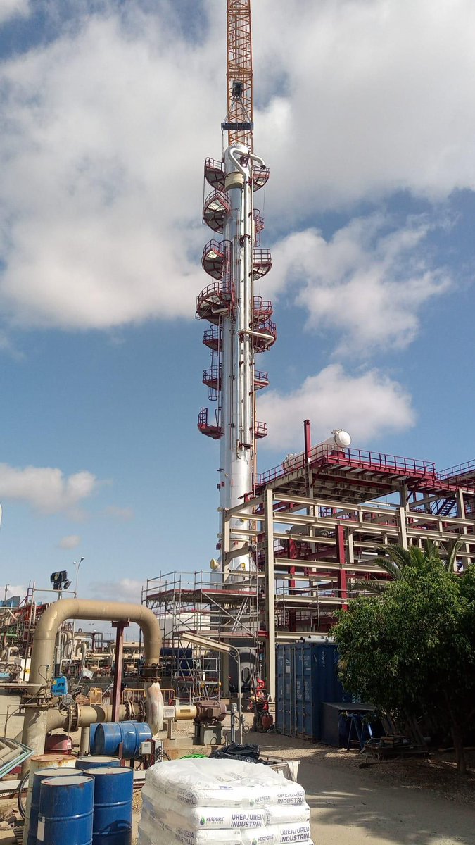 ¡Nuevo hito Moeve Chemicals! 🏗️ Ya se alza en el cielo de Huelva la columna principal de nuestra planta de IPA = la primera planta química de la península ibérica para elaborar alcohol isopropílico.

🧪 capacidad:80.000 t/año.

💙 EquIPAzo en acción

Info: loom.ly/fhbnUCY
