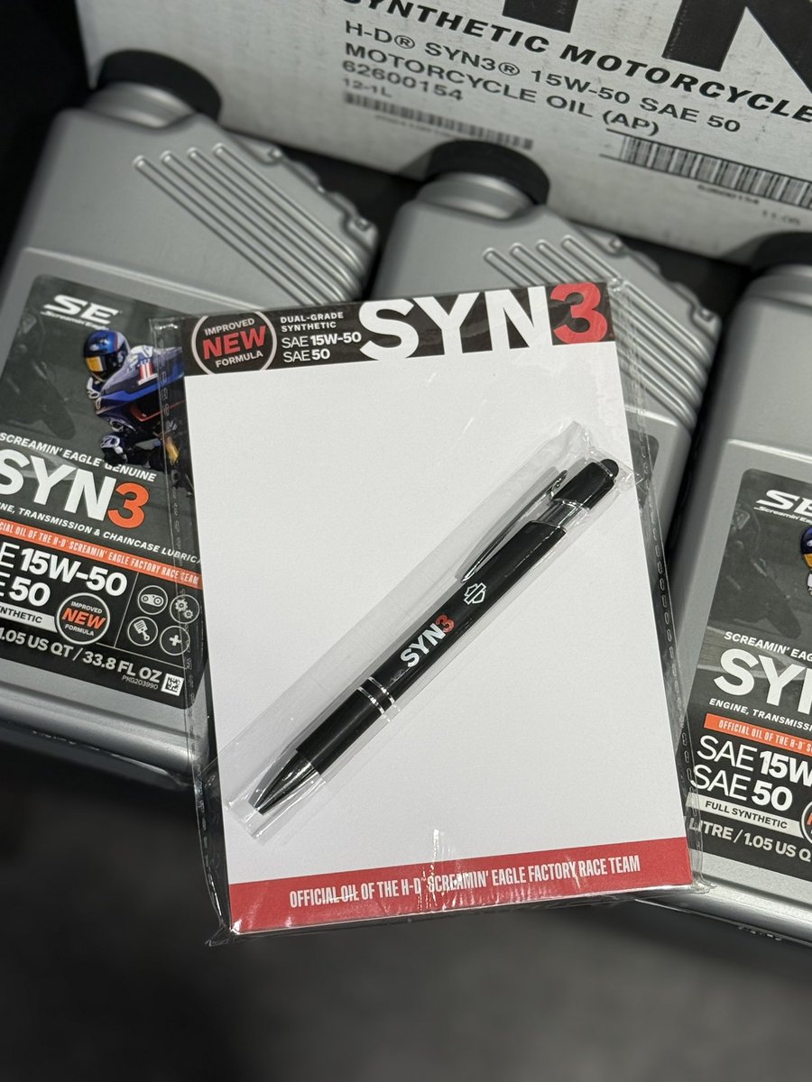 hdtokushima's tweet photo. NEW！ 『#SYN3（SAE15W-50／SAE50）シンセティック・ルブリカント』発売開始！

◆プレゼント期間：2025／7／10(木)〜7／31（木）

NEW SYN3発売を記念して、期間中にNEW SYN3をお買い上げの方に、 SYN3デザインの『HDオリジナルボールペン＆ノートパッド』をセットでプレゼント！ https://t.co/4DEvDS1dt7