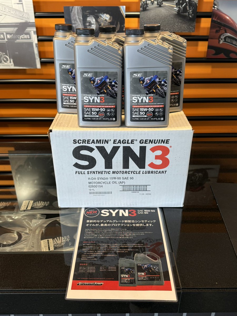 hdtokushima's tweet photo. NEW！ 『#SYN3（SAE15W-50／SAE50）シンセティック・ルブリカント』発売開始！

◆プレゼント期間：2025／7／10(木)〜7／31（木）

NEW SYN3発売を記念して、期間中にNEW SYN3をお買い上げの方に、 SYN3デザインの『HDオリジナルボールペン＆ノートパッド』をセットでプレゼント！ https://t.co/4DEvDS1dt7