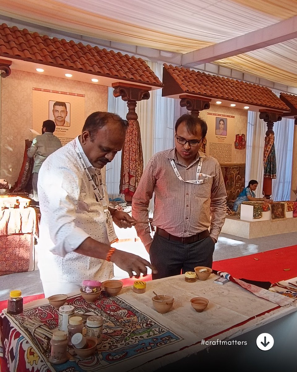 AIACA (@aiacacraftmark) on Twitter photo Representing Tamil Nadu, master artisan Lakshminarayanan of #Asmangiri showcased rare Karuppur Kalamkari at Rashtrapati Bhavan during #AmritMahotsav2025!
Supported under <a href="/TitanCompanyLtd/">Titan Company Limited</a>, his work celebrates legacy, royalty & craftsmanship.
#CraftMatters #KaruppurKalamkari Representing Tamil Nadu, master artisan Lakshminarayanan of #Asmangiri showcased rare Karuppur Kalamkari at Rashtrapati Bhavan during #AmritMahotsav2025!
Supported under <a href="/TitanCompanyLtd/">Titan Company Limited</a>, his work celebrates legacy, royalty & craftsmanship.
#CraftMatters #KaruppurKalamkari