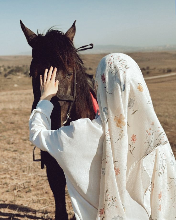"İlâhi âşk, ezelde atılmış bir oktur ki,
Vuracağı gönlü ve vakti asla şaşmaz .."

والسّلام '💌