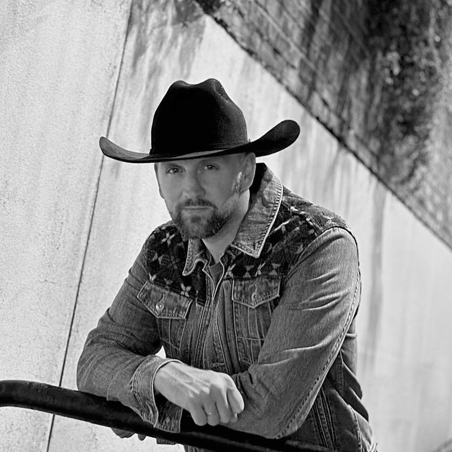 Preston_DBarnes's tweet photo. Wearing a @stetsonusa with a Double Denim outfit through the streets of London seems to be a thing these days!!
#stetson #london #pregig #enroute #giglife #cool #cowboys #countrymusic #countryfashion #denim #Wednesday https://t.co/Un7IUtZ5oN