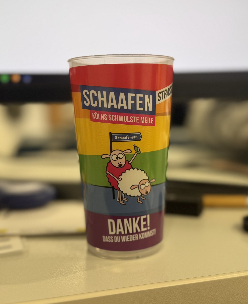 Bin jetzt wieder im Büro … und das einzige was mich aufmuntert, ist der Becher von der Schaafenstraße vor meinem Monitor.