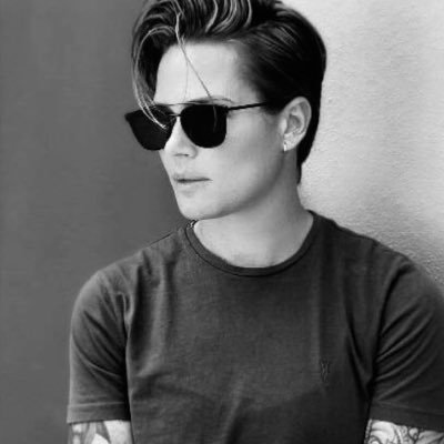 شديت لجام العزم ونويت
ابعد عن الهرج واكمل مسيري
تالي الطريق الي به مشيت
حيل وعر وجرح ساق خيلي
ماني الضعيف ولا عن حلم تخليت
بس الشاهد الله انهد حيلي
سيلين ✍