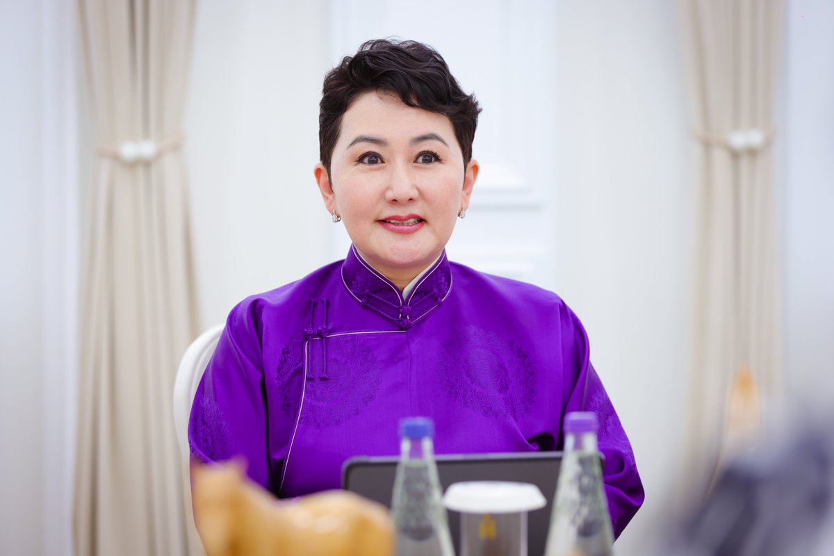 Le 8 juillet, la ministre Battsetseg a tenu une réunion d’adieu avec S.E. Sandra Choufani marquant la fin de sa mission diplomatique. La ministre l’a honorée avec le « Gerege d’Or » pour avoir fait progresser la relation au niveau politique, défense, commerce, éducation, et plus.