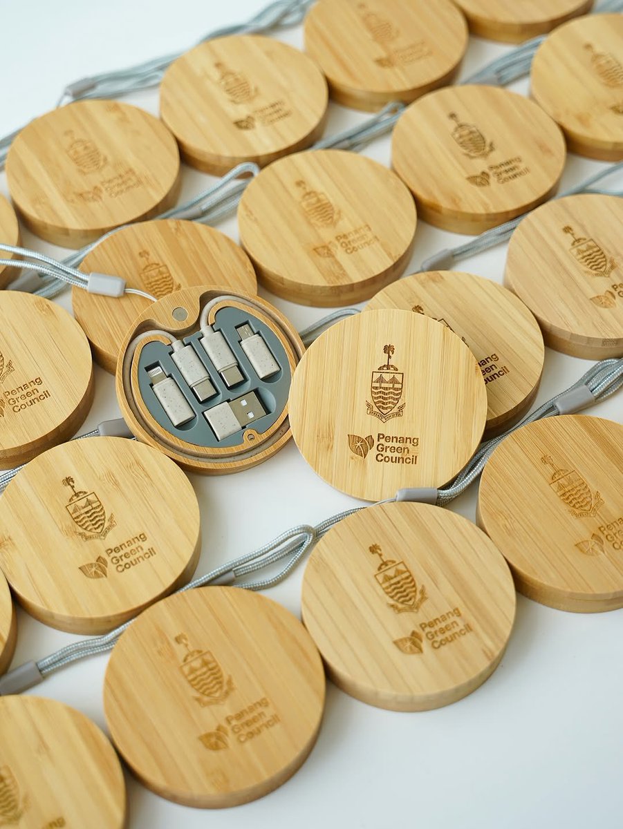 _jamesi_'s tweet image. Wood Charger Pack 

Connect with Nature and Tech
Who says tech can&apos;t be beautiful? This bamboo cable organizer keeps you charged, connected, and organized — sustainably. #WoodenTech #EcoSmart

Price:55,000ugx 

WhatsApp:0707267566/@glarearmani 

Deliveries can be made