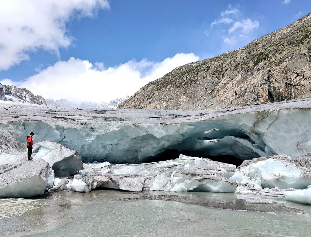 This is the collapsing terminus of Rhone #glacier yesterday - retreating out of its proglacial lake. Impressive changes going on during the heat wave!
We measured almost 3 meters of ice melting over the last 4 weeks... This is 10 cm of ice layer removed every single day!!