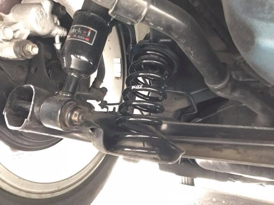 トーションビームにヘルパースプリングはやった事はある、
その時は、ヘルパー+皿+メインスプリングをタイラップで固定して使っていたけど、
やはり不安だったのでヘルパーは外し、バネレートを下げる代わりにショートダンパーに変えて、積極的にバンプラバーに当ててロールを抑えるようにしたな