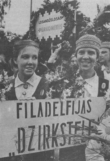 USEmbassyRiga's tweet image. Šonedēļ kopā ar Latviju svinot Skolu jaunatnes Dziesmu un deju svētkus, atceramies par noturīgajām kultūras saitēm starp mūsu valstīm. Tās balstās kopīgās vērtībās, radošumā un zinātkārē. Latviešu Dziesmu svētki ASV sākās Čikāgā 1953. gadā un uzplauka pateicoties dzīvīgajai…