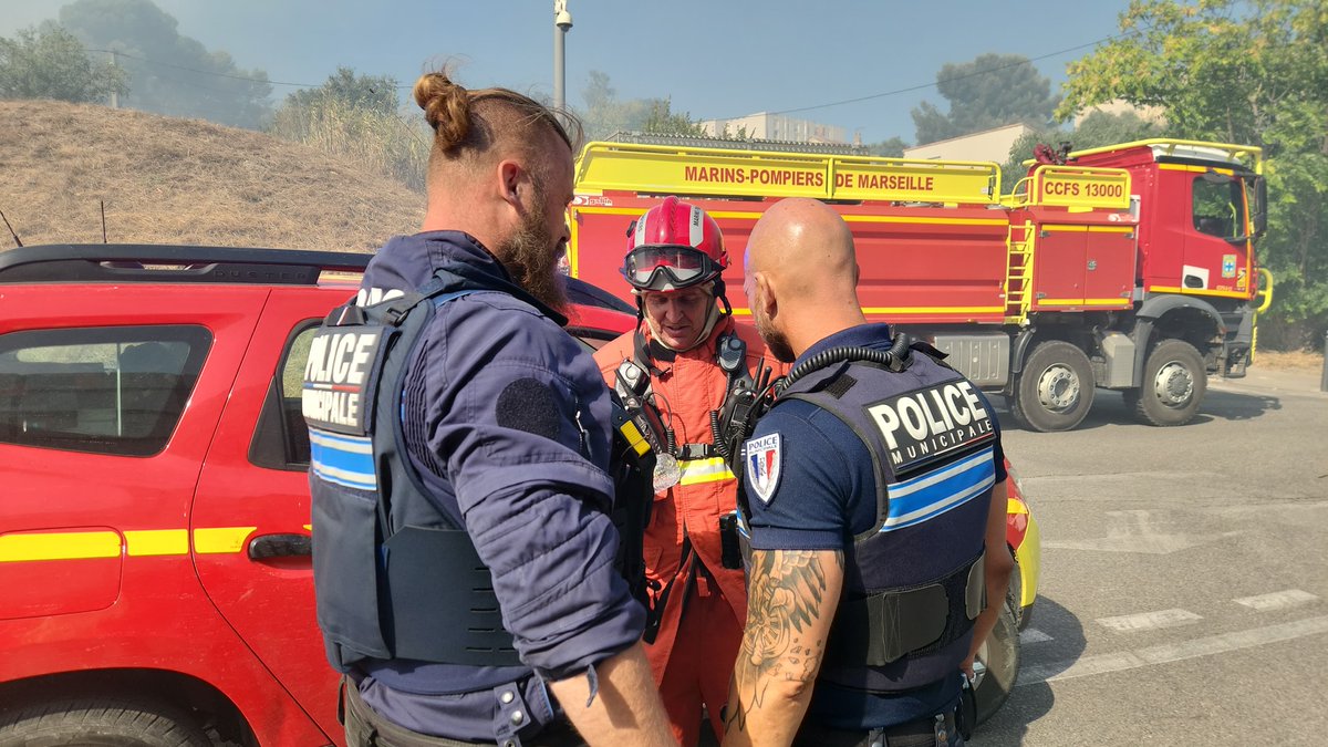 PMMarseille's tweet photo. Merci à tous les agents de la Police municipale de Marseille, engagés dès les premières heures, présents jour et nuit, pour leur mobilisation exemplaire auprès des habitants du 16ᵉ. La mobilisation se poursuit sans faille.
💪🏼 Solidarité avec le @MarinsPompiers et toutes les forces mobilisées.
#Marseille #PoliceMunicipale #Incendie