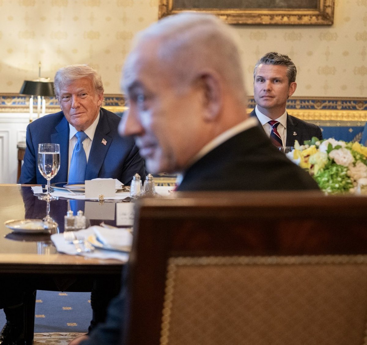 EliAfriatISR's tweet image. I wish someone would look at me the way Trump and his team look at Netanyahu.