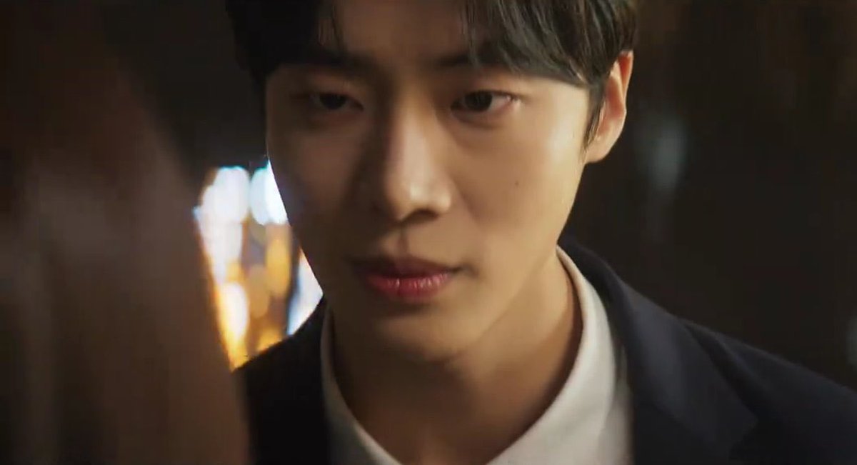 According to description Bongsu the evil spirit generally k!lls everyone but for the first time he got curious after seeing seongah do flower lantern dance and has possessed gyeonu so he could see her anytime.The plot’s getting more interesting!

 #HeadOverHeels #HeadOverHeelsEp6