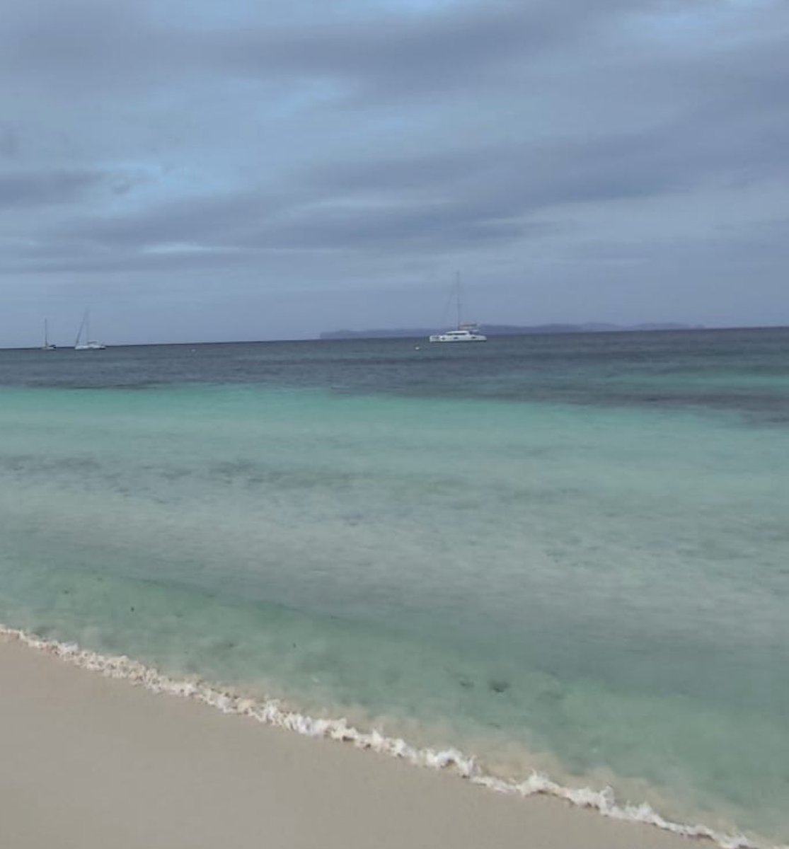 Yootu1315395's tweet image. Sol, arena, nubes, olas y una brisa susurrando.
Gotas en el semblante 
Sabor  a mar…