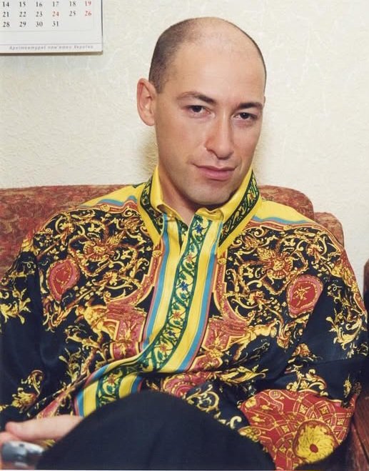 Рубрика "Интересные факты". Первым амбассадором фирмы Versace в Румынии, после развала соц. блока, стал свингергей Никузор Абортэриу. После фото в этой рубашке, Румынию буквально заполонили подделки этой модели.

Подпишись на Телеграм Ыыху Москвы t.me/iikhu