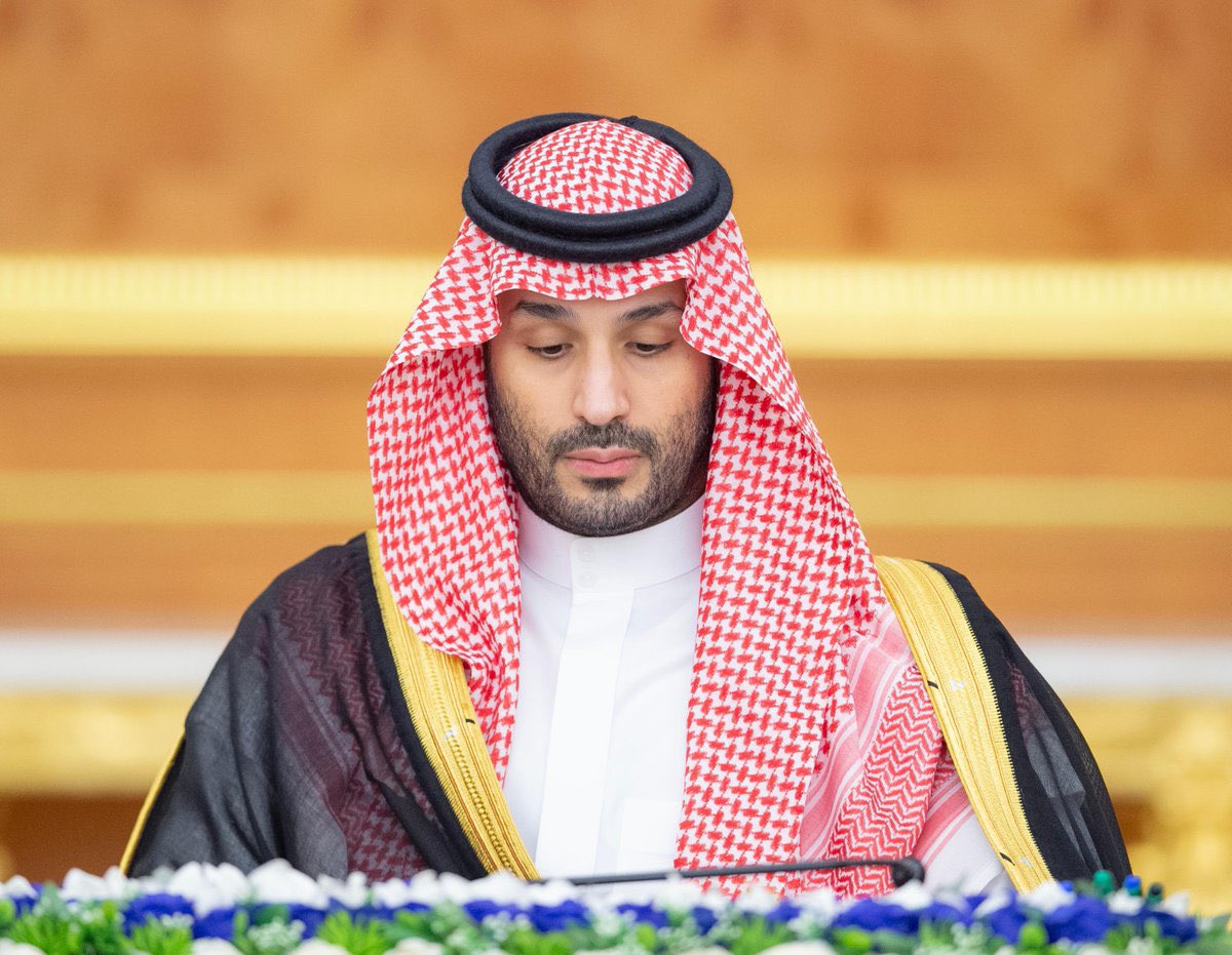 #محمد_بن_سلمان 

ما بين رؤيتـه وابتسامتـه
وطنٌ يُبنـى على العـــزّ 
ودولة تُسطّر فصولًا من المجد
الله يحفظك ويطوّل بعمرك سيدي