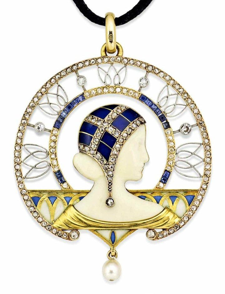 Art Nouveau pendant from 1906 with diamonds and gold by Lluis Masriera (1872-1958), a famous Catalan jewellery designer from Barcelona.

📸 Christies