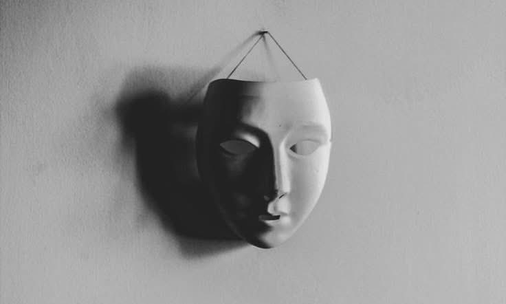 تَظهر حَقيقة الوُجوه في لحظات الخِلاف
وتنكشف خَبايا النفوس حين تتعارض المصالح
وتسقط الأقنعة بإنتهاء صلاحية وجودك لديهم.. 
حينها فقط
ترى ما لم يخطر لك على بال
وتكتشف أن ما ظننته وجهًا
لم يكن إلا قناعًا مؤقتًا..!