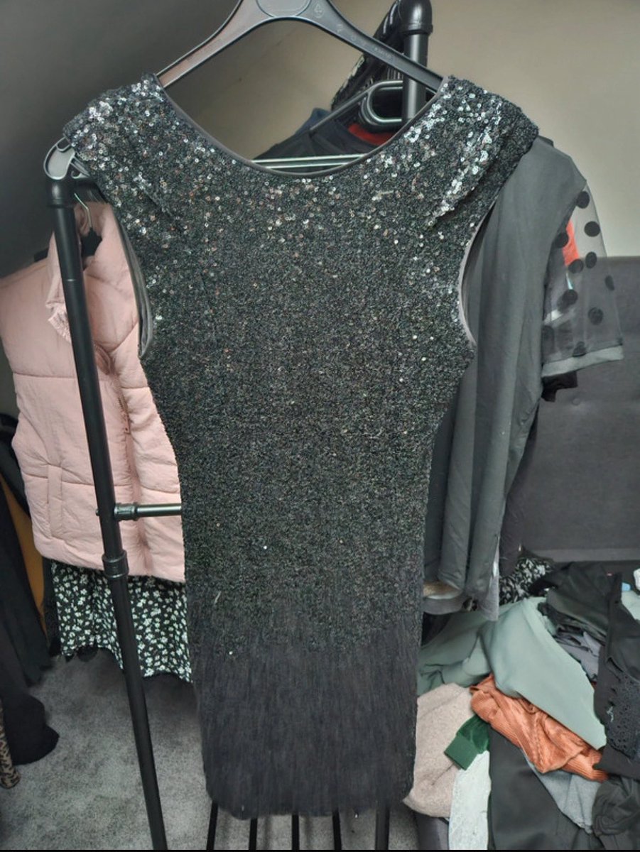 redravenbazaar's tweet image. Made for dancing under lights and stars - this sequin mini is your festival glow-up. Ready for grabs, let the party begin! Link in bio 👆🏻

vinted.nl/items/55260600…

#festivaloutfit #sequindress #prelovedstyle #vintedfavs #reclaimedglam