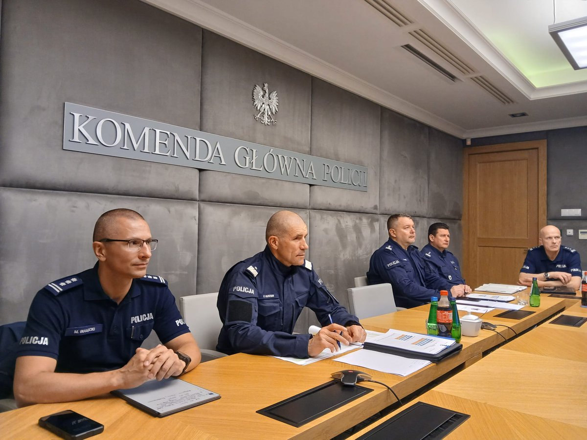 Polska Policja 🇵🇱 (@polskapolicja) on Twitter photo Trwa posiedzenie sztabu kryzysowego z udziałem premiera <a href="/donaldtusk/">Donald Tusk</a>, ministra <a href="/MSWiA_GOV_PL/">MSWiA 🇵🇱</a> <a href="/TomaszSiemoniak/">Tomasz Siemoniak</a>, ministra <a href="/MON_GOV_PL/">Ministerstwo Obrony Narodowej 🇵🇱</a> <a href="/KosiniakKamysz/">Władysław Kosiniak-Kamysz</a>, ministra <a href="/MI_GOV_PL/">Ministerstwo Infrastruktury</a> <a href="/DariuszKlimczak/">Dariusz Klimczak</a>, ministra <a href="/MKierwinski/">Marcin Kierwiński</a> oraz przedstawicieli służb.
✅️ W posiedzeniu uczestniczy Komendant Trwa posiedzenie sztabu kryzysowego z udziałem premiera <a href="/donaldtusk/">Donald Tusk</a>, ministra <a href="/MSWiA_GOV_PL/">MSWiA 🇵🇱</a> <a href="/TomaszSiemoniak/">Tomasz Siemoniak</a>, ministra <a href="/MON_GOV_PL/">Ministerstwo Obrony Narodowej 🇵🇱</a> <a href="/KosiniakKamysz/">Władysław Kosiniak-Kamysz</a>, ministra <a href="/MI_GOV_PL/">Ministerstwo Infrastruktury</a> <a href="/DariuszKlimczak/">Dariusz Klimczak</a>, ministra <a href="/MKierwinski/">Marcin Kierwiński</a> oraz przedstawicieli służb.
✅️ W posiedzeniu uczestniczy Komendant