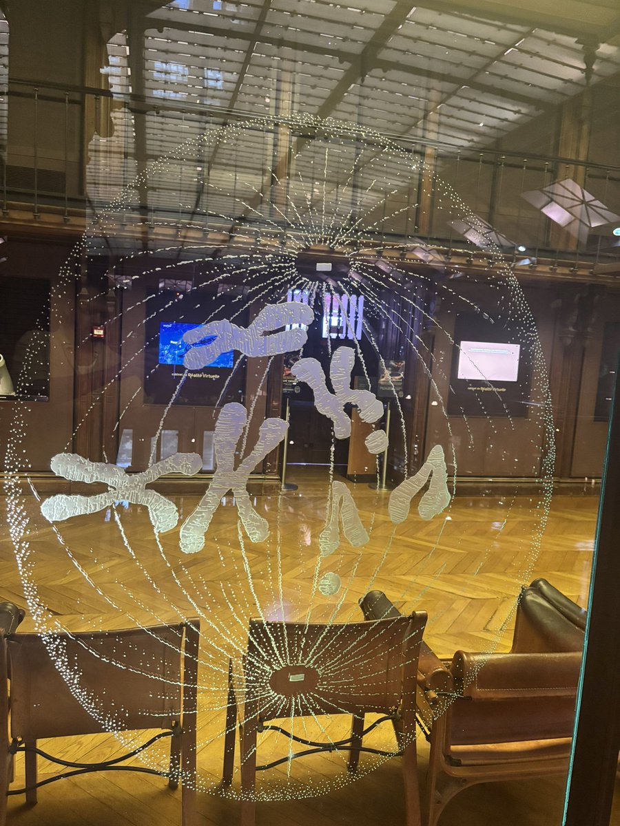 gauravmittle's tweet image. Spotted some incredible exhibits at the National History Museum in Paris during #ESHRE2025.

The pièce de résistance? Those magnificent dinosaur skeletons of course. 

#Paris #ReproScience #ReproMed