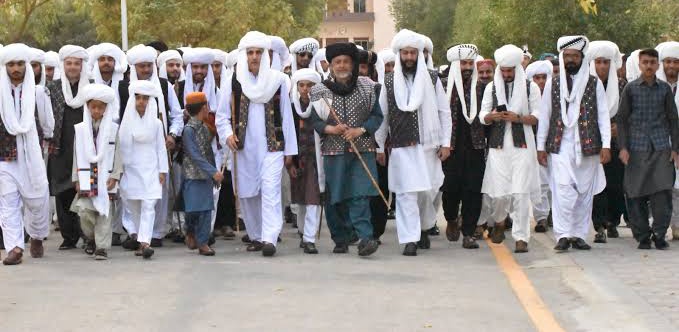 بلوچ قوم صرف سیاست یا سیکیورٹی سے نہیں جانی جا سکتی۔ یہ وہ قوم ہے جو چادر کی عزت، مہمان نوازی، اور سنگت کی وفاداری میں مثال ہے۔ 
ہمیں بلوچستان کو صرف مسئلہ نہیں، ایک تہذیب، ایک فخر اور ایک نعمت کے طور پر دیکھنا ہوگا

#Balochistan #Pakistan