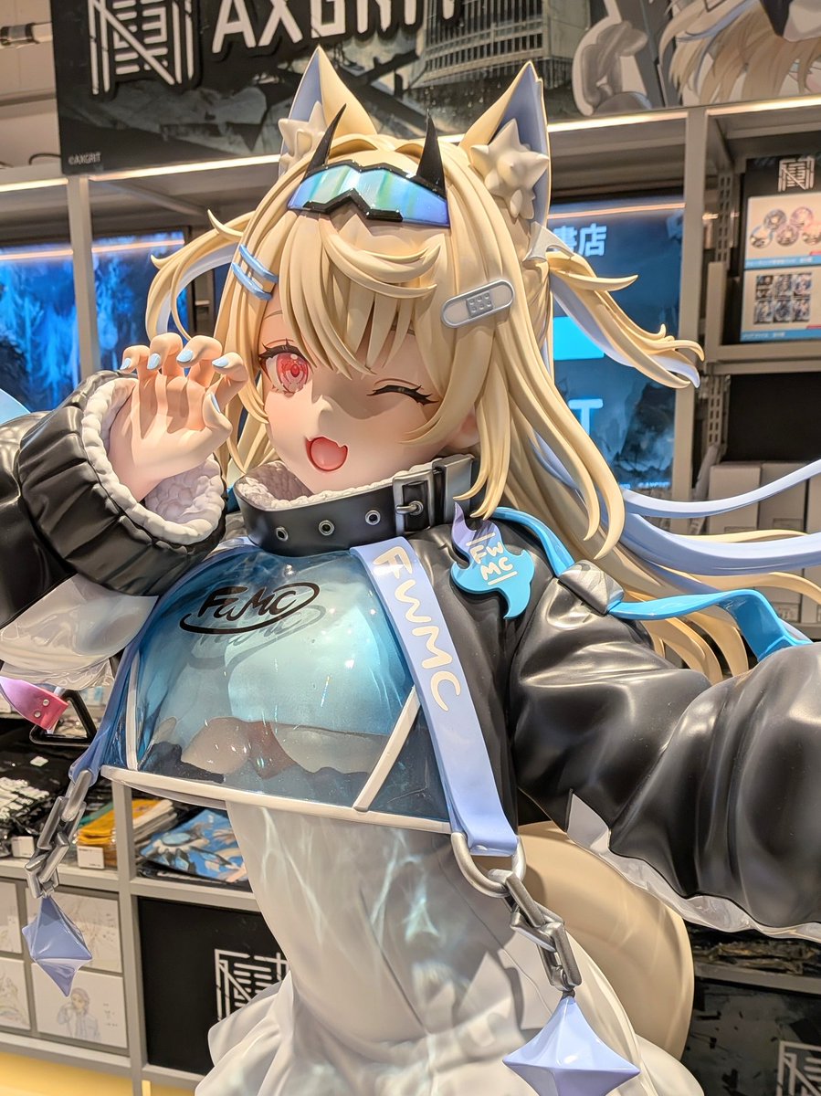 フワワ・アビスガード ,フワワ・アビスガード(通常) 「フワモコちゃん見てきた! 等身大フィギュア…良い……」|き゜ょにく😨4コマ投稿中のイラスト