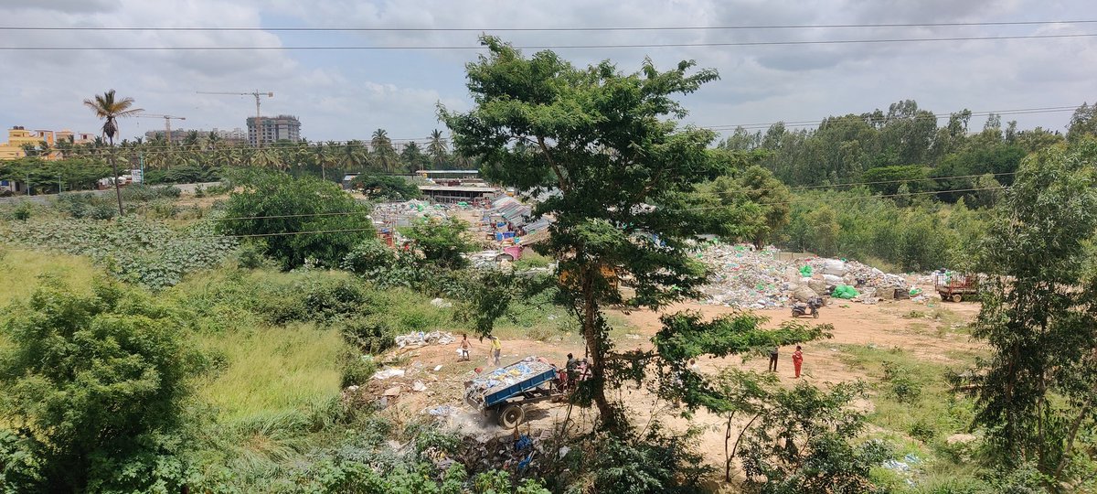 SenthilVeppur's tweet photo. @BBMPofficial @MALimbavali @BJP4Karnataka This is adjacent to Sobha Dream Acres, it has turned into a dumping yard of plastic waste by illegal immigrants mainly from Bangladesh. Please take action n evict them or else it would be a health hazard for the 4K+ residents living here. https://t.co/tYiNktc1JG