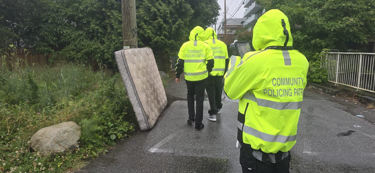 CollingwoodcpcC's tweet photo. 1/3
@CollingwoodCPC
2nd #Patrol for Tuesday, July 8th,
started off w/ our #MountPleasant #Team patrolling our
#CommercialDrive
#Community.
#Volunteers Alex, Jae, Adrian , Devin &
Aman dealt w/ so many issues, such as #Trash, #UsedNeedles &
#Encampment, & many more issues. https://t.co/9Baj0qJWHL