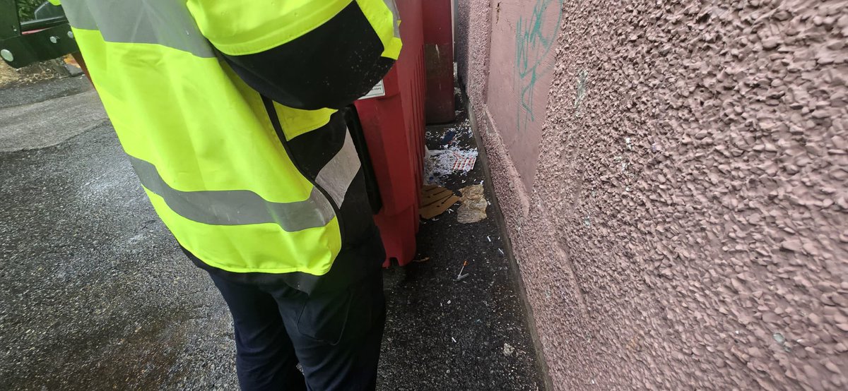 CollingwoodcpcC's tweet photo. 1/3
@CollingwoodCPC
2nd #Patrol for Tuesday, July 8th,
started off w/ our #MountPleasant #Team patrolling our
#CommercialDrive
#Community.
#Volunteers Alex, Jae, Adrian , Devin &
Aman dealt w/ so many issues, such as #Trash, #UsedNeedles &
#Encampment, & many more issues. https://t.co/9Baj0qJWHL