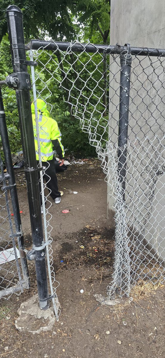 CollingwoodcpcC's tweet photo. 2/3
@CollingwoodCPC
Our 2nd #Patrol, #Team #MountPleasant, on this Tuesday night, July 8th, did an extensive check of #CommercialDrive.
They noted damaged chained links fence,
collected numerous
#UsedNeedles & #Graffiti.
They also patrolled covered areas.
#CommunityCPC at work. https://t.co/dcvgs1nkvj