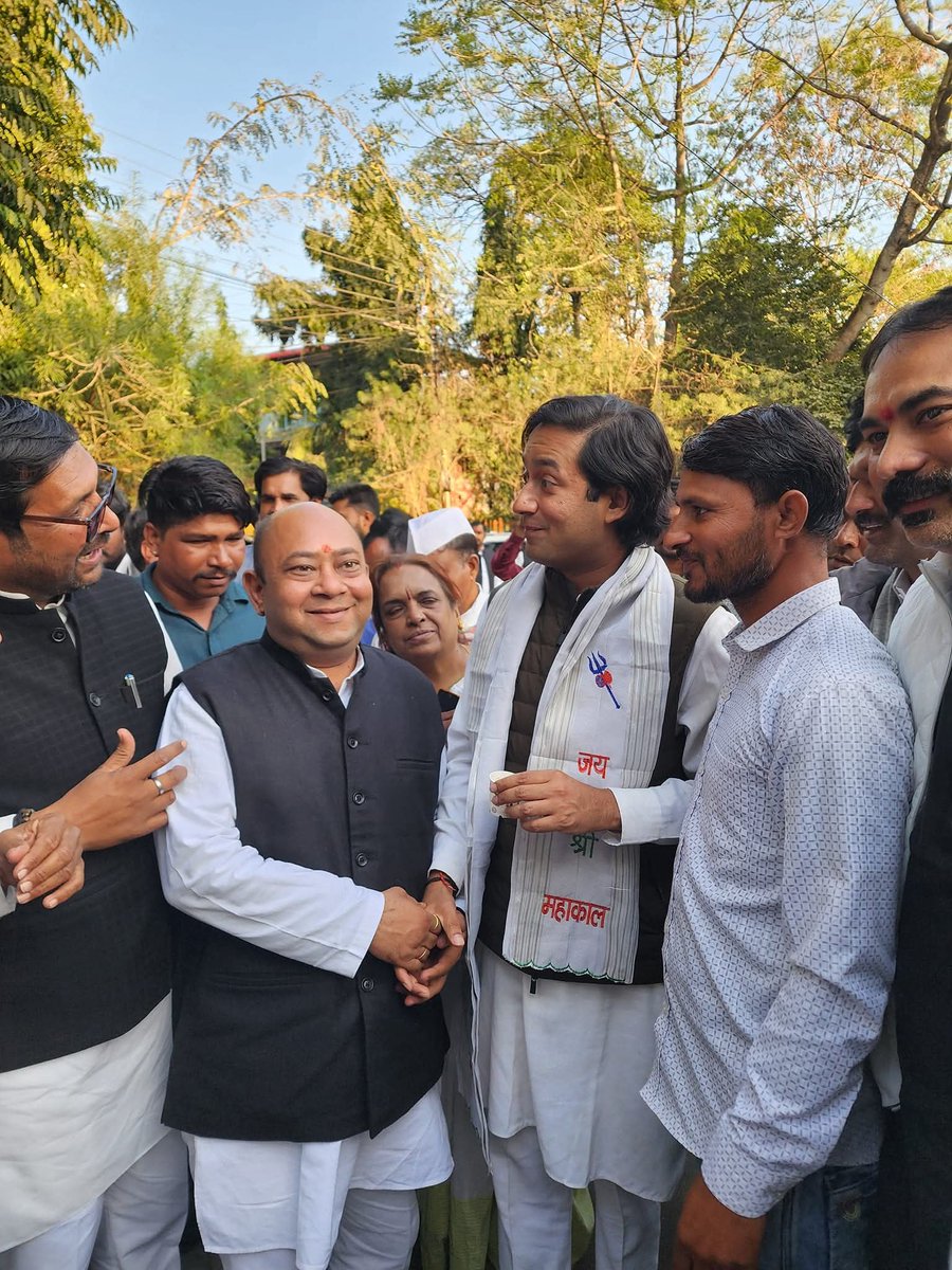 Arpit_Congress's tweet image. जीवेत शरद: शतम् . . .

पूर्व मंत्री, राघौगढ़ के लोकप्रिय विधायक आदरणीय श्री जयवर्धन सिंह जी (बाबा साहब) को जन्मदिवस की हार्दिक बधाई एवं शुभकामनाएं...।

भगवान श्री महाकालेश्वर जी से आपके उत्तम स्वास्थ्य और दीर्घायु जीवन की कामना करता हूँ।

#happybirthday 
#jaivardhansingh…