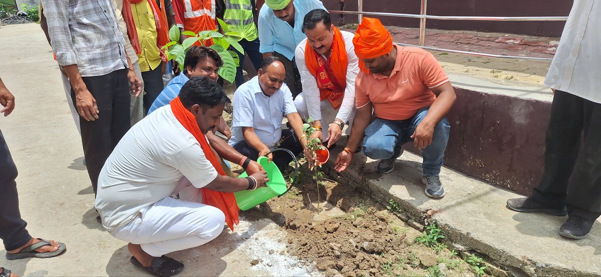 avinashbjpup's tweet photo. “एक पेड़ माँ के नाम ”

आज आदर्श नगर पंचायत दिलदारनगर के नगर पंचायत परिसर में आयोजित वृक्षारोपण कार्यक्रम में एक वृक्ष अपनी माँ के नाम से लगाया।
पर्यावरण की रक्षा, माँ का सम्मान — यही हमारा संकल्प है।

#एक_पेड़_माँ_के_नाम 
#BJPGovernment #BJP4IND #BJP4UP 
#NarendraModi https://t.co/WQuMpct7hw