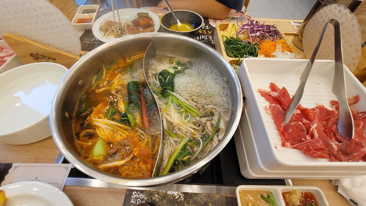 #샤브올데이
나쁘지않았지만
서브 음식가지수가 적긴한거같음
샤브샤브는 언제나 맛있긴하징~~♡♡
