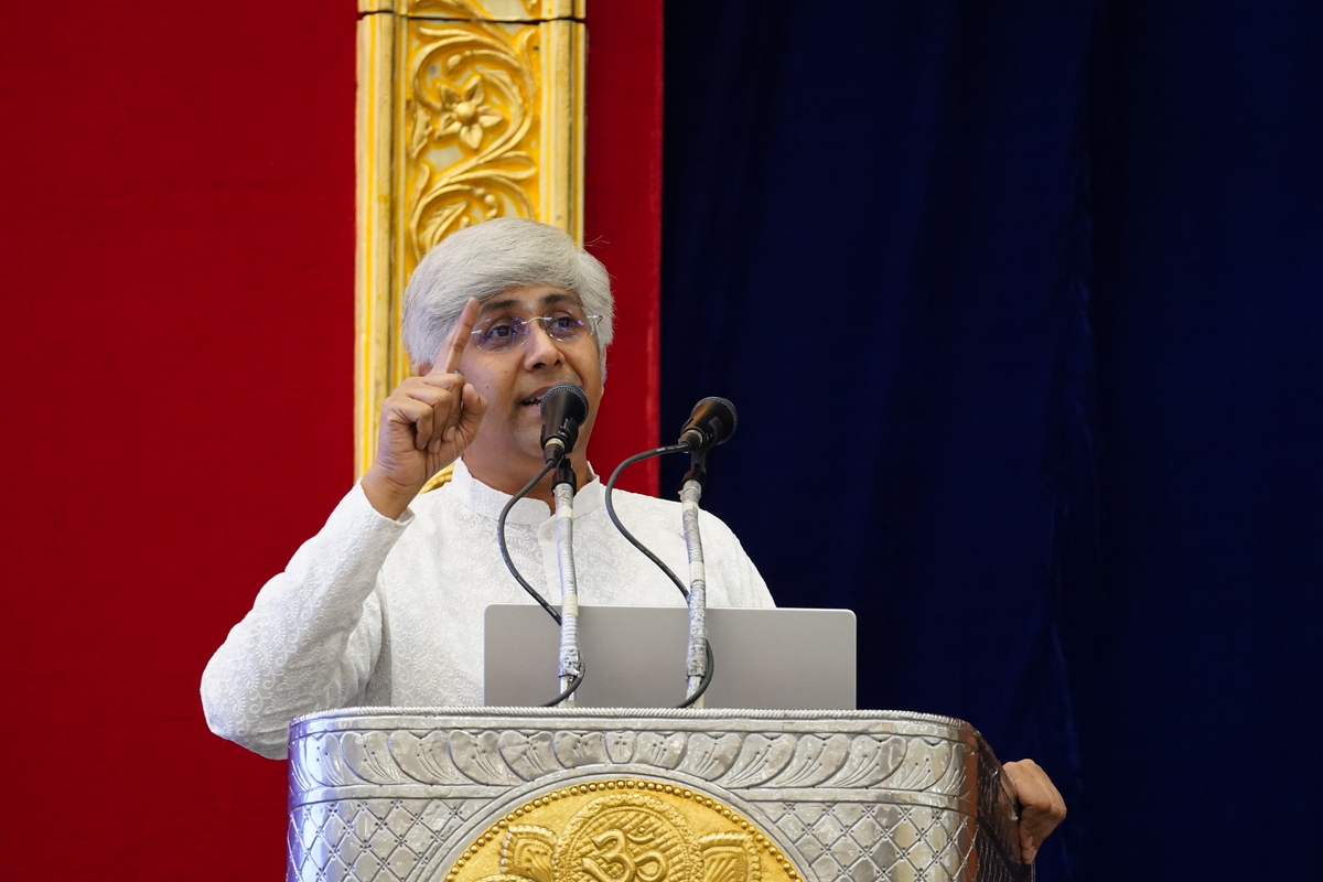 SSSIHL's tweet image. #SummerCourse highlights, Day 3, 8 Jul: Talks by @saishravanam on Human Values in Music, @drvishalrao on Health & Compassion, #SSSRIF logo unveiled in Divine Presence and Anantapur Campus marked its 54th Anniversary with a soulful cultural offering. Pics:bit.ly/SSSIHL-SummerC…
